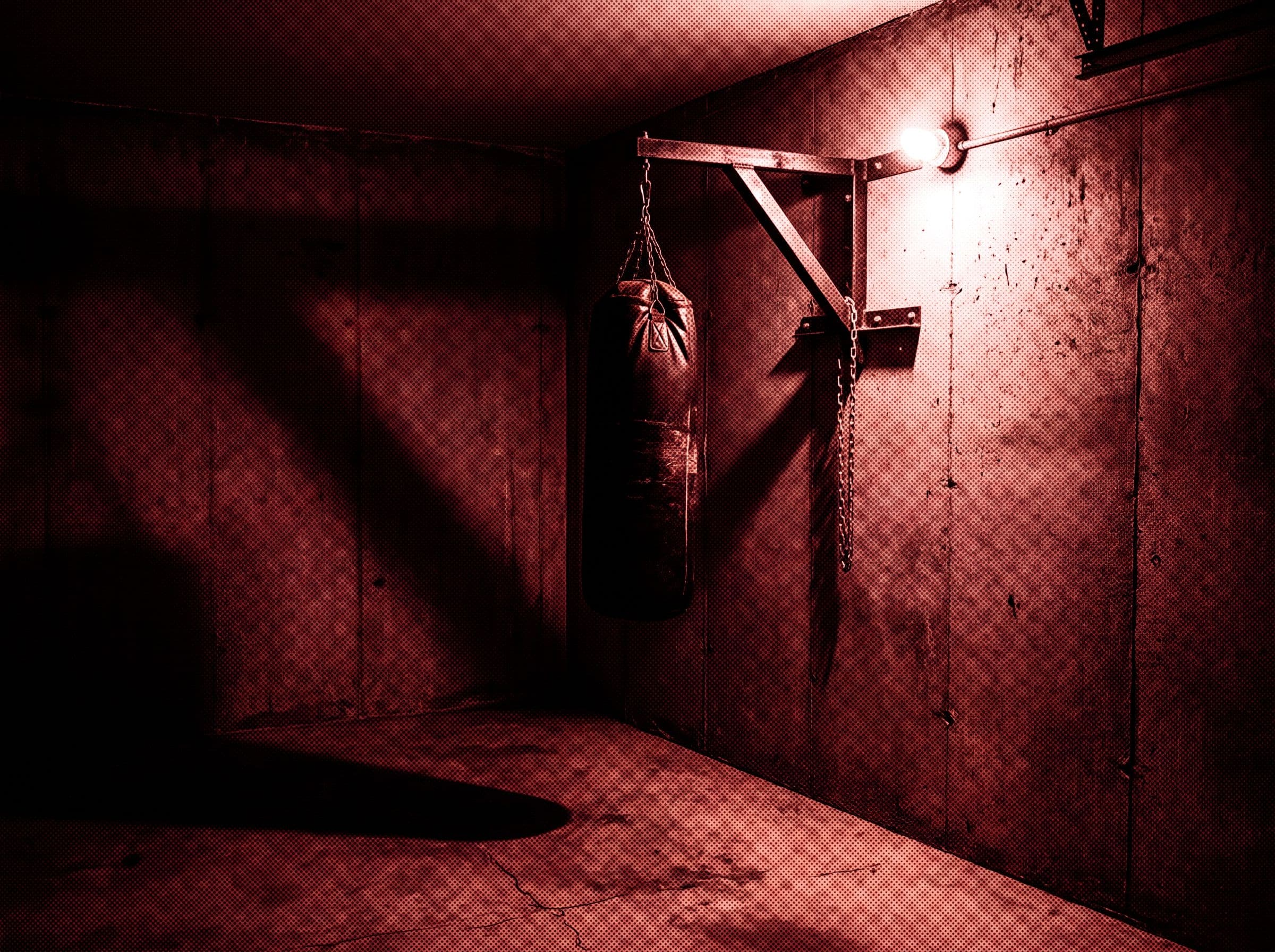 Coin de garage avec un sac lourd suspendu
